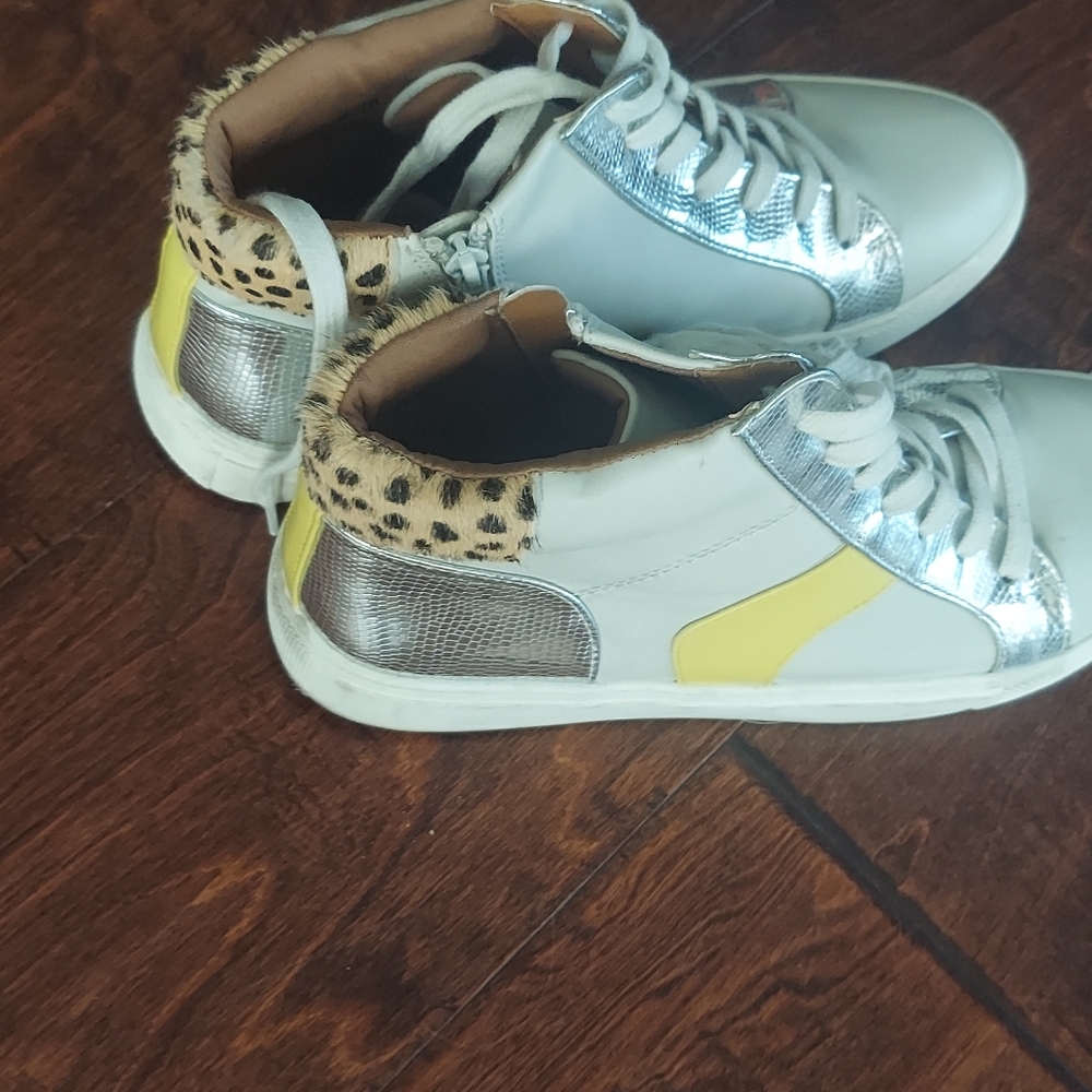 Dolce Vita Alvira Women's Sneakers with Silver and Yellow Accents. Size 10